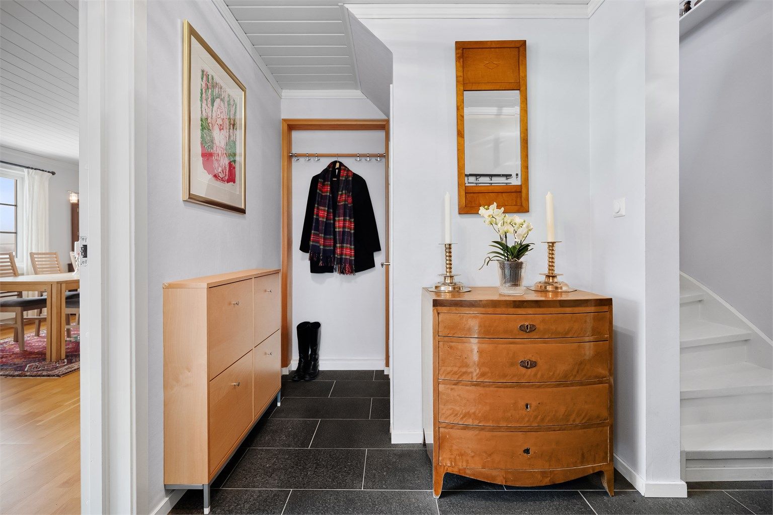 Entréen har god plass til oppbevaring av yttertøy og sko.