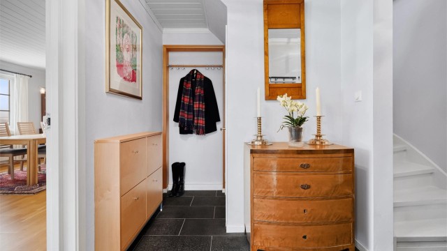 Entréen har god plass til oppbevaring av yttertøy og sko.