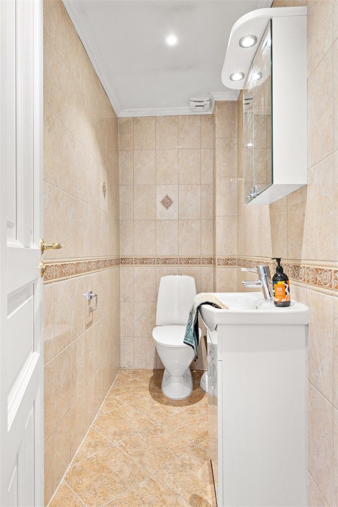 Gjestetoalett som ligger i praktisk tilknytning til entréen. Varmekabler i gulvet