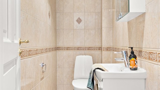 Gjestetoalett som ligger i praktisk tilknytning til entréen. Varmekabler i gulvet