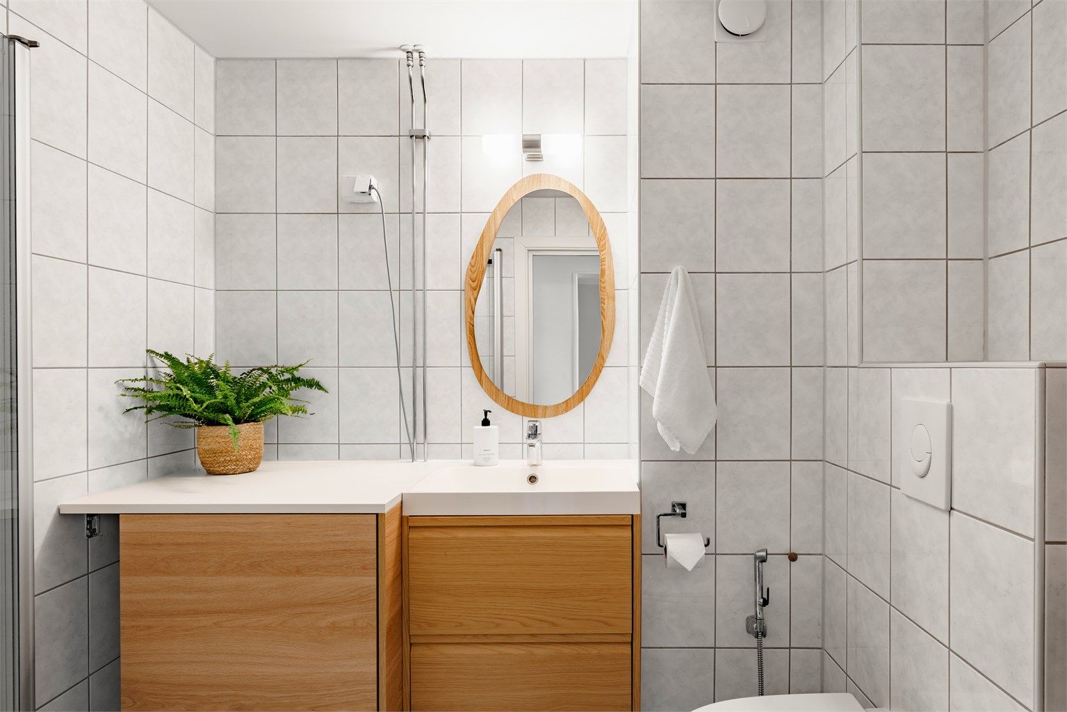 Badet har flislagte overflater og elektrisk gulvvarme med ny termostat for god komfort.