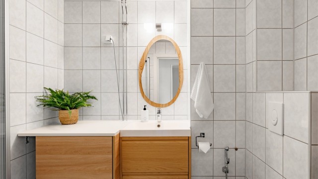 Badet har flislagte overflater og elektrisk gulvvarme med ny termostat for god komfort.