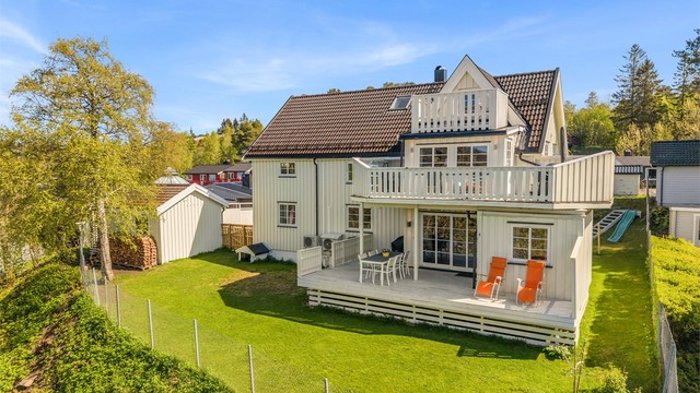 Rett utenfor finner du fantastiske rekreasjonsmuligheter året rundt. Bymarka byr på et omfattende nettverk av turstier, skiløyper og flotte naturområder, mens Kyvannet ligger bare få minutters gange unna med badeplass, turmuligheter og fine uteområder.