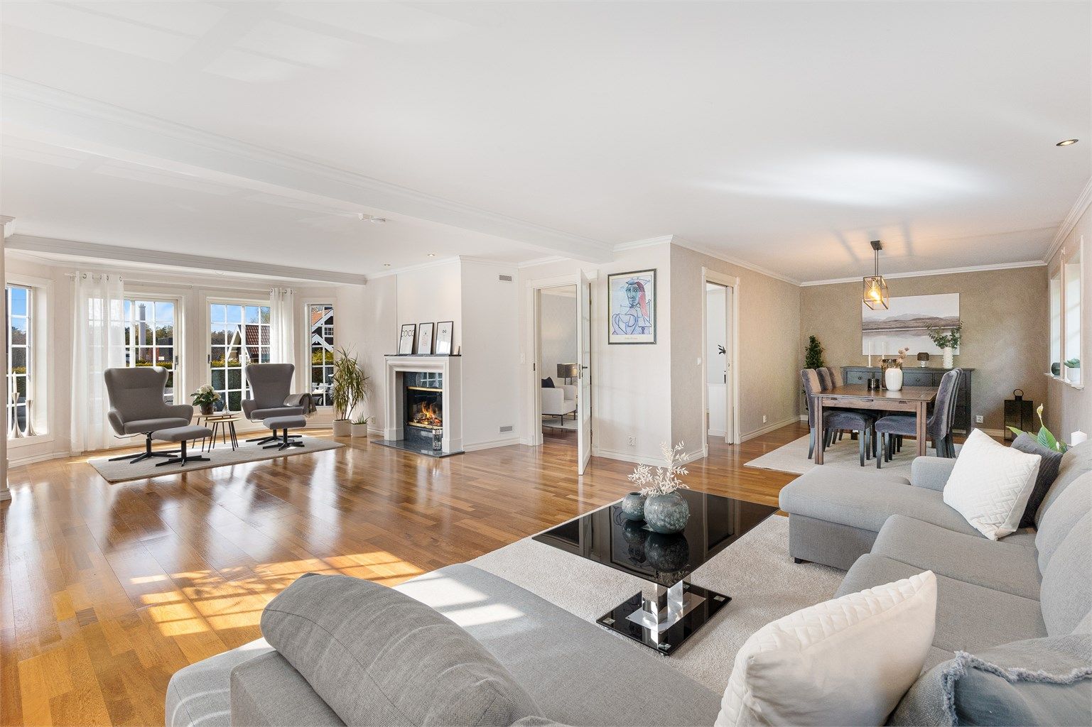 Hovedstuen er lys og innbydende og gir plass til både store sammenkomster, men også rolige kvelder foran peisen