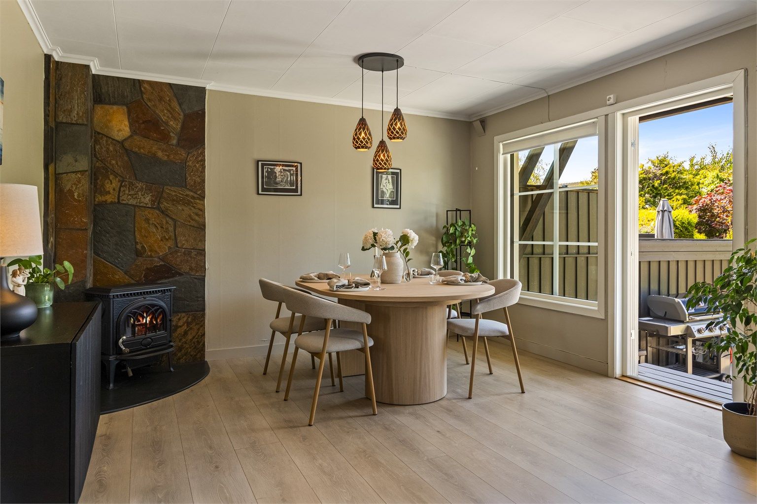 Store vindusflater gir godt med naturlig lys inn i stuen.