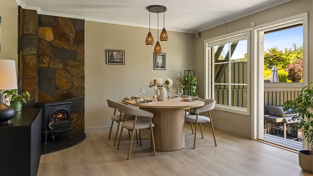 Store vindusflater gir godt med naturlig lys inn i stuen.