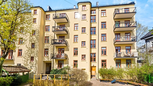 Bygården fra 1898 har en klassisk fasade som ble pusset opp i 2020.
