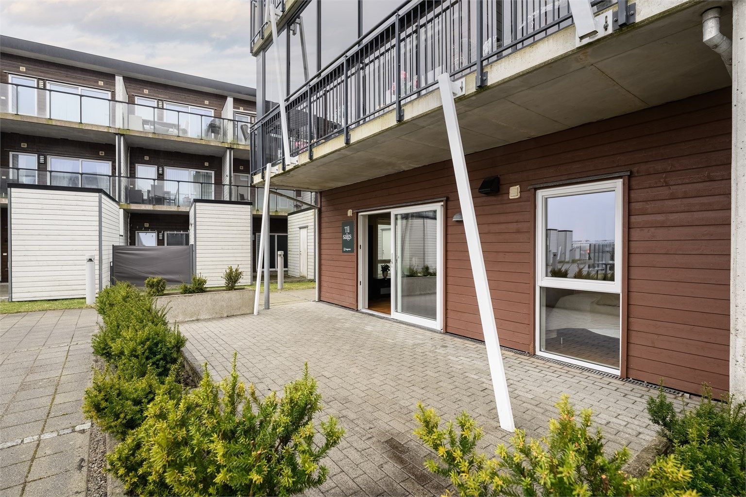 Den private markterrassen på 28 m² er belagt med belegningsstein og har god plass til utemøbler.