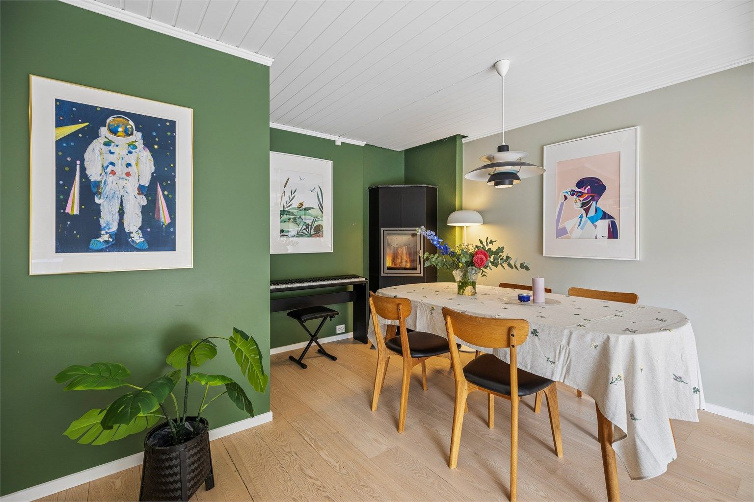 Spisestuen er en naturlig del av oppholdsrommet, med nærhet til både kjøkken og peis.
