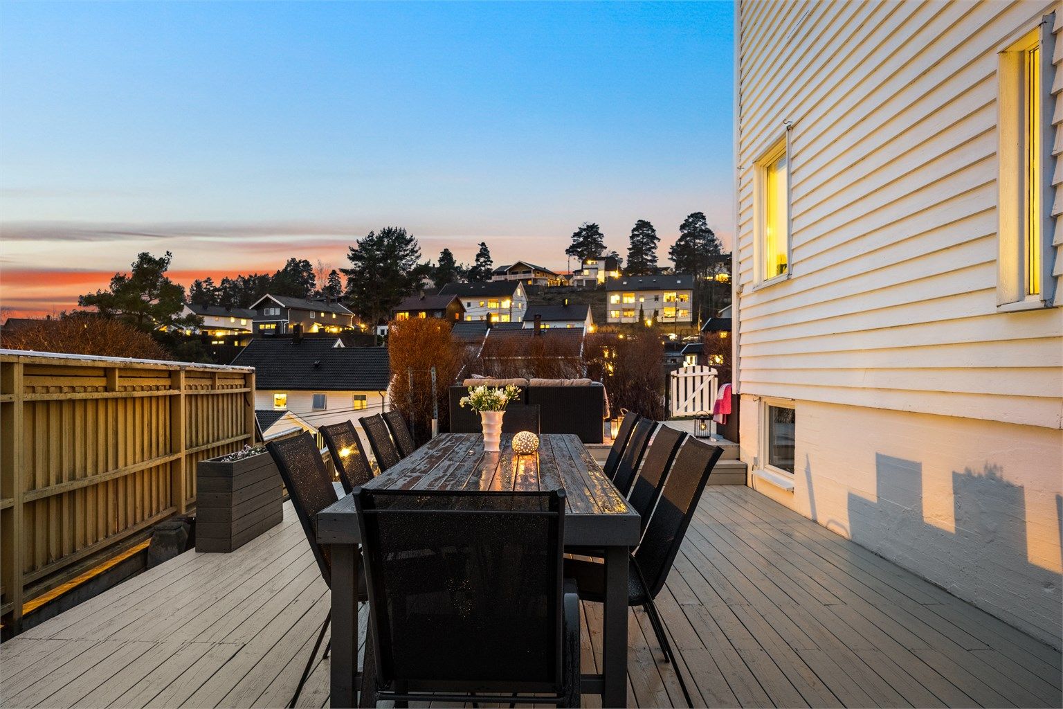 Utsikt fra spiseplassen på terrassen.