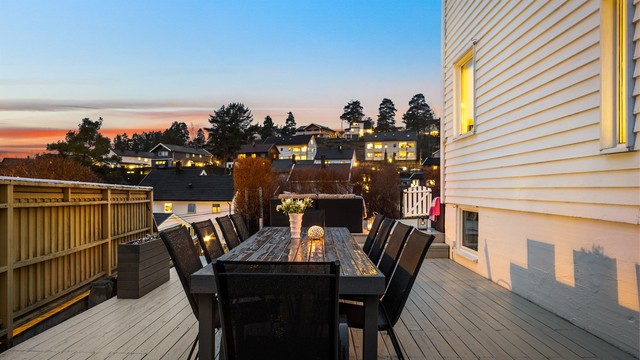 Utsikt fra spiseplassen på terrassen.