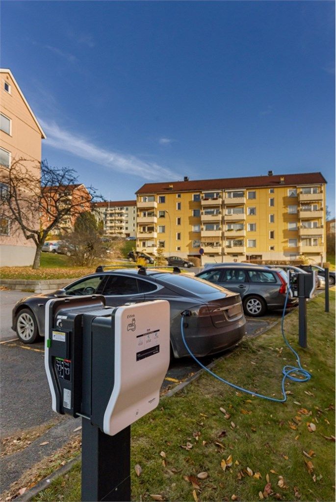 Borettslaget har ca. 150 biloppstillingsplasser, 40 av de til elbil, som leies ut til beboere som disponerer bil