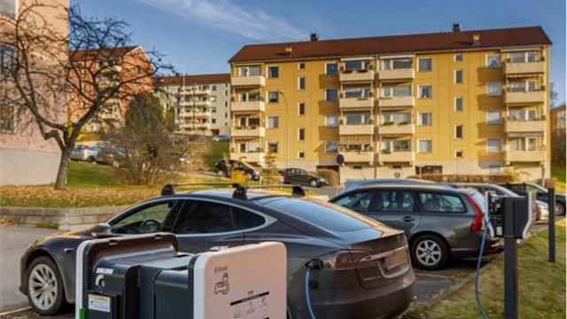 Borettslaget har ca. 150 biloppstillingsplasser, 40 av de til elbil, som leies ut til beboere som disponerer bil