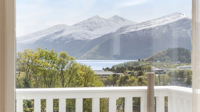 Flott utsikt fra sofakroken på stuen