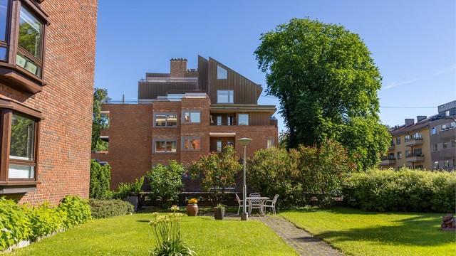 Eiendommen ligger høyt og tilbaketrukket, omgitt av grønne fellesarealer og vakker Frogner-bebyggelse.