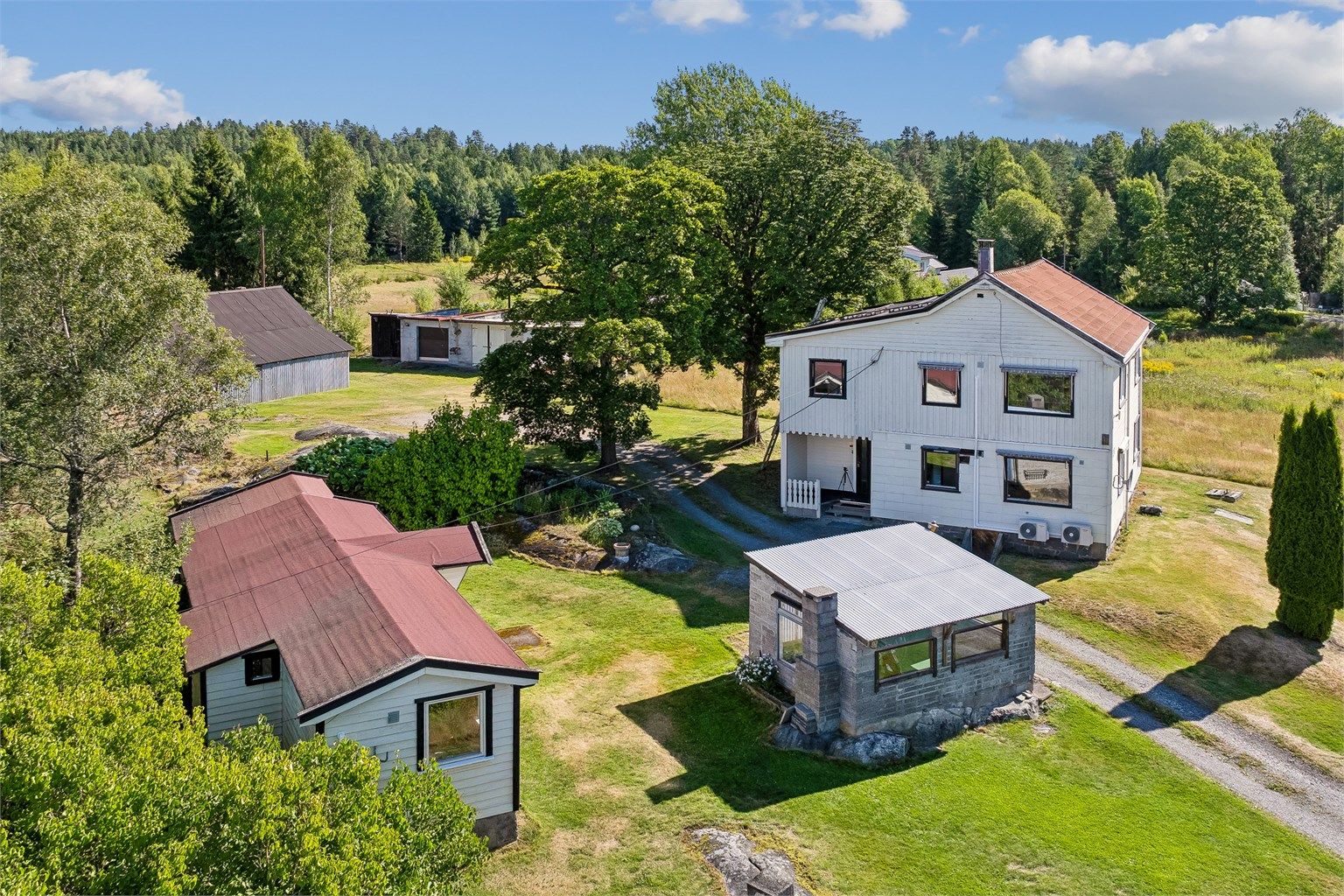 Enebolig med to separate boenheter, frittstående hytte, verksted, stor låve og garasje. Foto:  Per O. Skjellnan v/EFKT