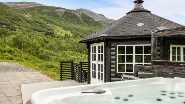 Fra eiendommen ser man bort til skianlegget