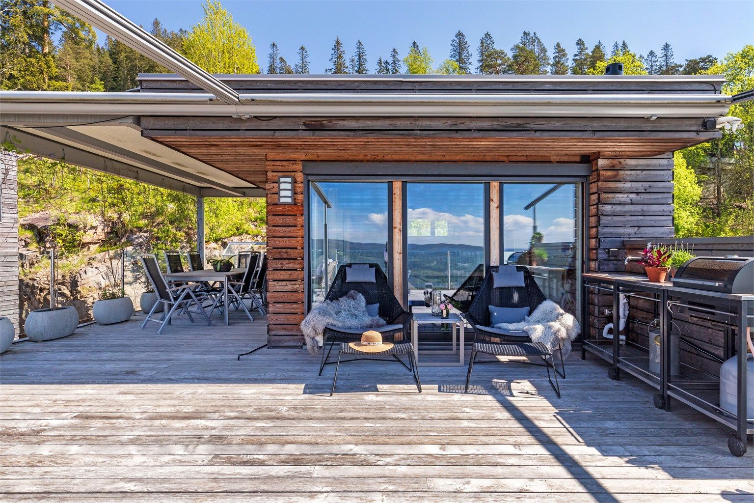 Herlig takterrasse med plass til flere sosiale soner og sittegrupper samt utekjøkken og grill