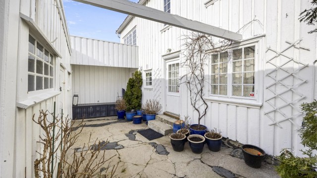 Bakgården som binder opprinnelig del og tilbygg sammen. Det er god oppbevaringsplass i boligen med flere boder.