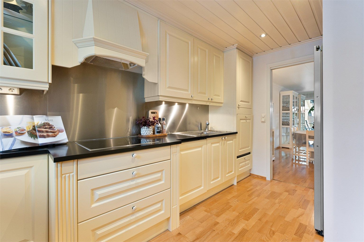 Kjøkkenet fra 2006 har en åpen løsning mot spisestuen, skapt ved at en vegg er fjernet.