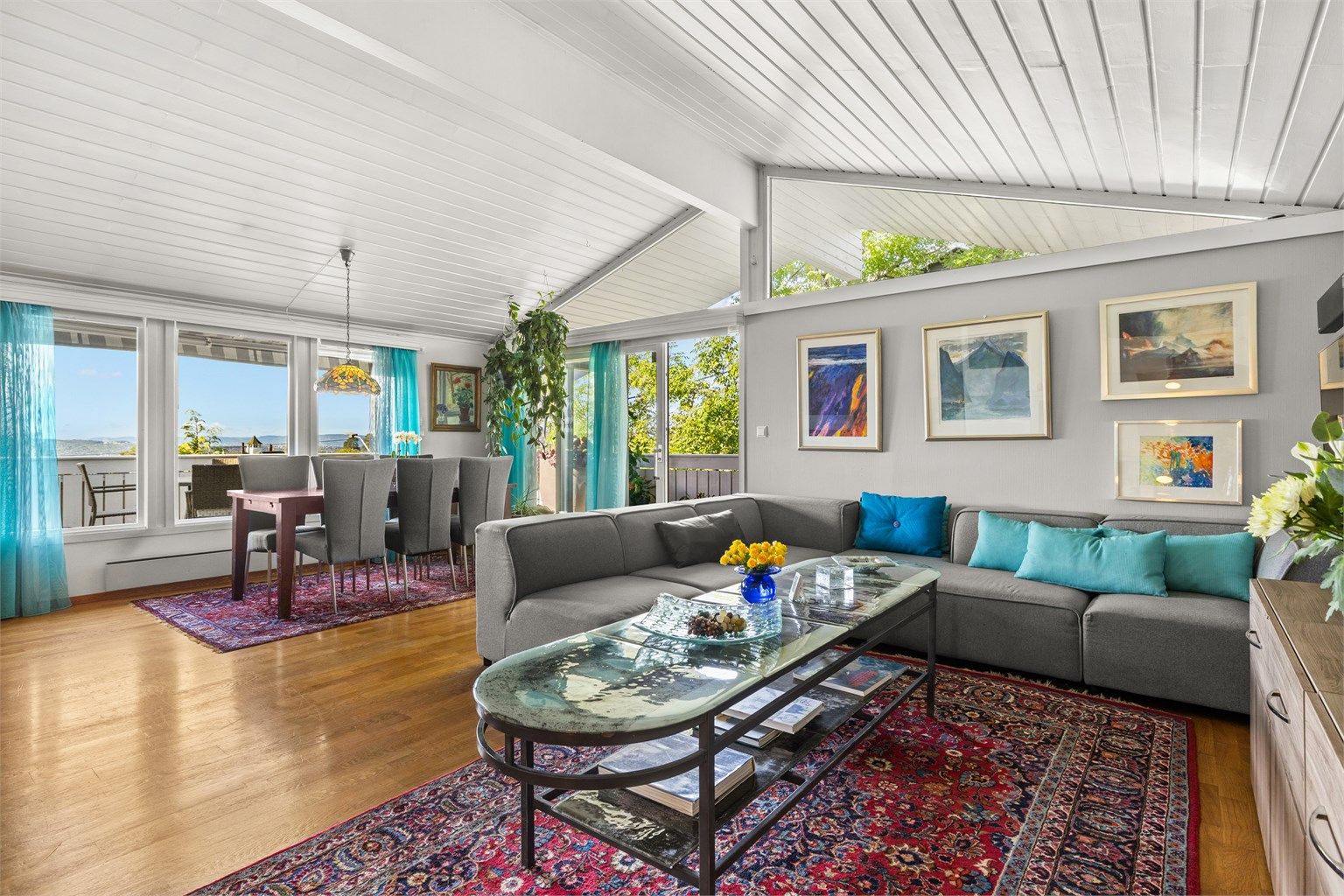 Romslig stue/spisestue med generøs takhøyde på opptil 3,22 meter. De store vindusflatene slipper inn rikelig med dagslys og skaper en lys og luftig atmosfære.