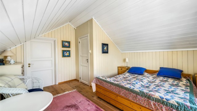 Dette soverommet har egen wc (døra til høyre)