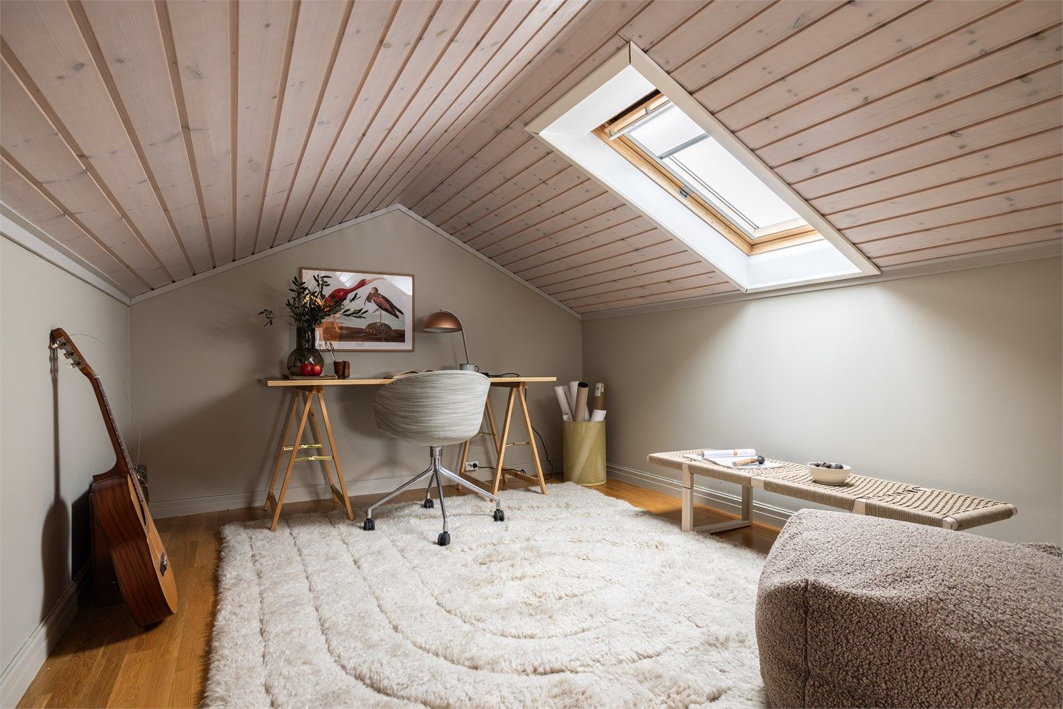 Videre kommer man inn i et rom som fungerer fint som ekstra TV-rom eller lekerom. Rommet er ikke godkjent for varig opphold og er ikke omsøkt/bruksendret på grunn av for lav takhøyde