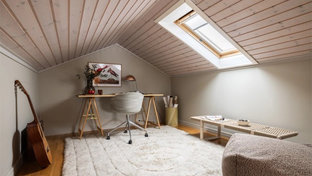 Videre kommer man inn i et rom som fungerer fint som ekstra TV-rom eller lekerom. Rommet er ikke godkjent for varig opphold og er ikke omsøkt/bruksendret på grunn av for lav takhøyde