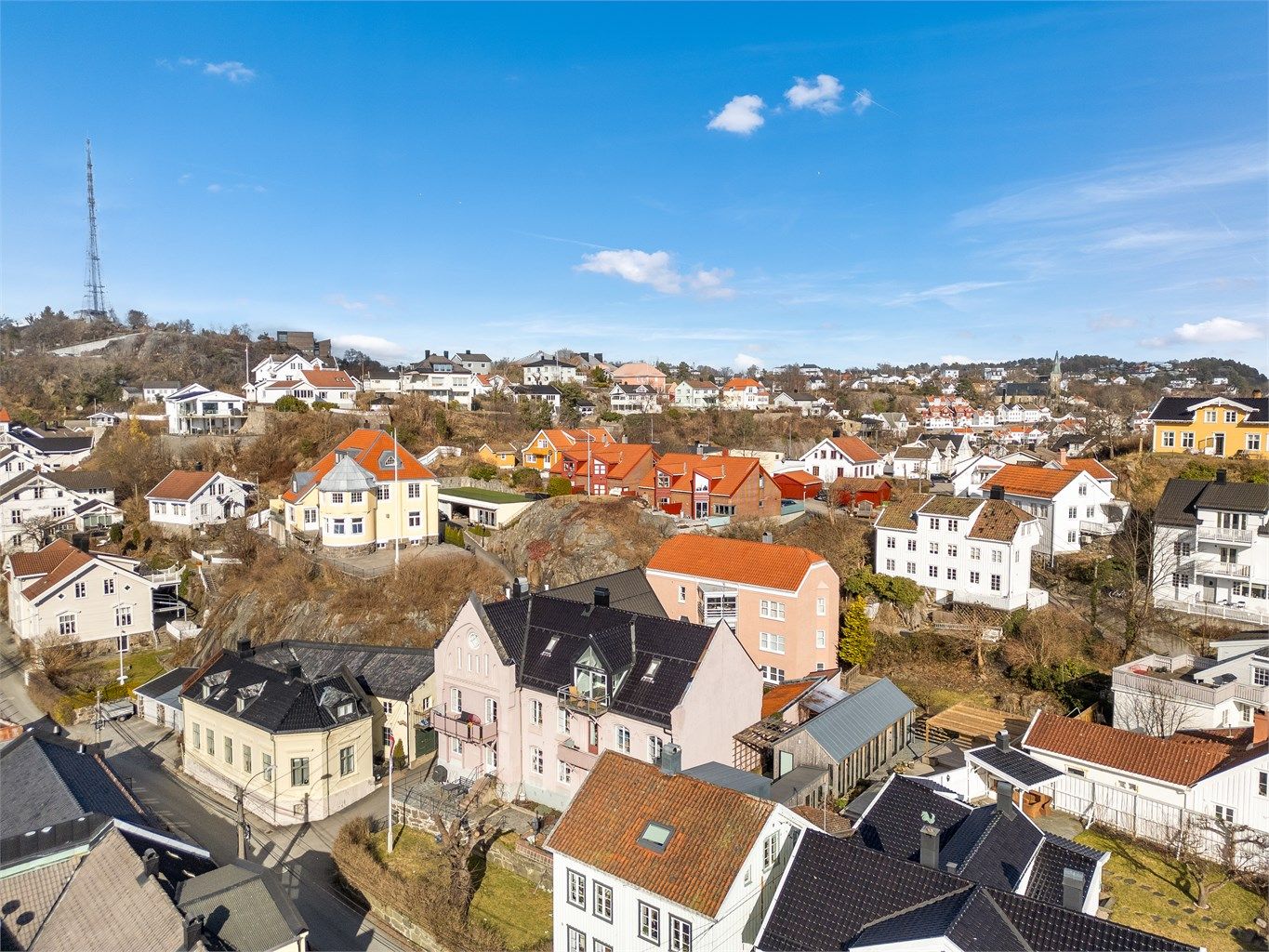 Leiligheten ligger i en klassisk og særegen murgård i attraktivt boligstrøk
