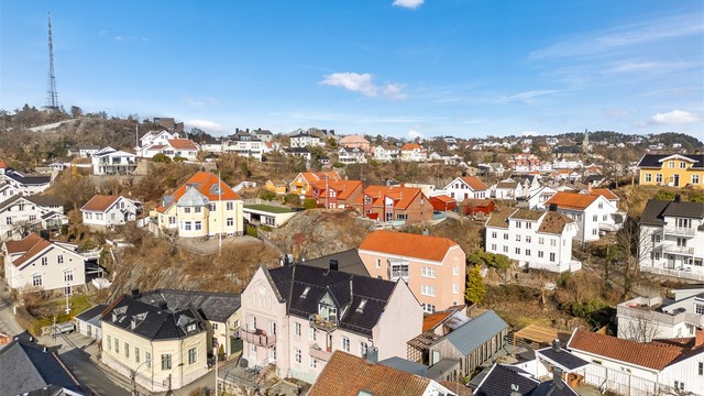Leiligheten ligger i en klassisk og særegen murgård i attraktivt boligstrøk