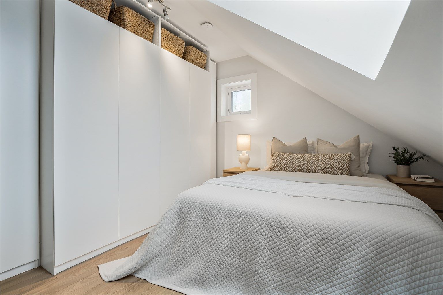 Soverom 1 har en romslig garderobeløsning som utnytter plassen godt.