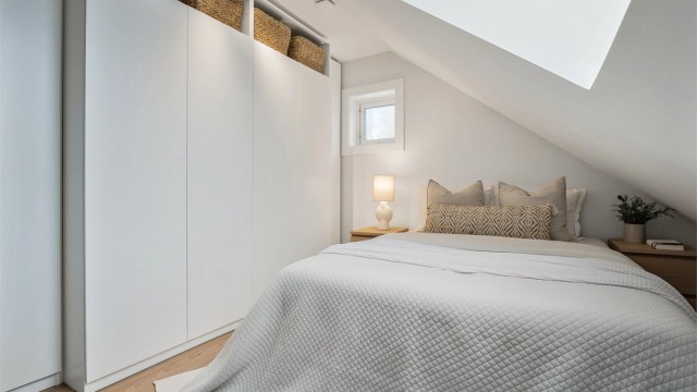 Soverom 1 har en romslig garderobeløsning som utnytter plassen godt.