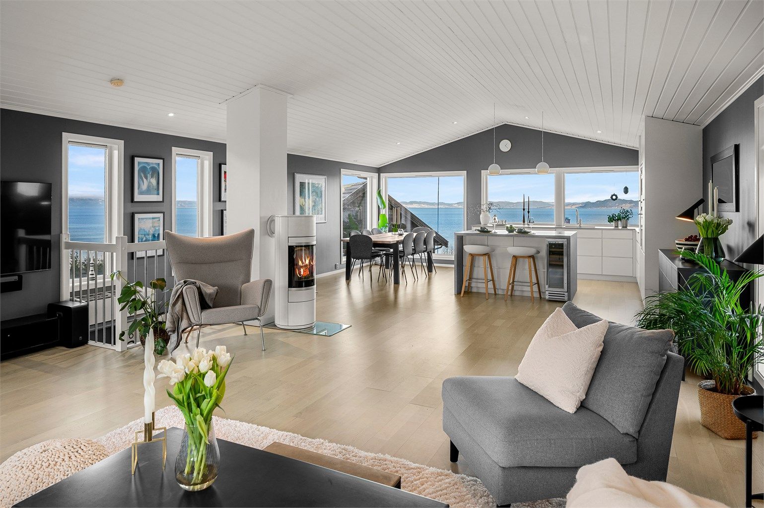 Lys og innbydende stue med store vindusflater og flott lysinnslipp.