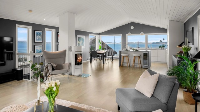 Lys og innbydende stue med store vindusflater og flott lysinnslipp.