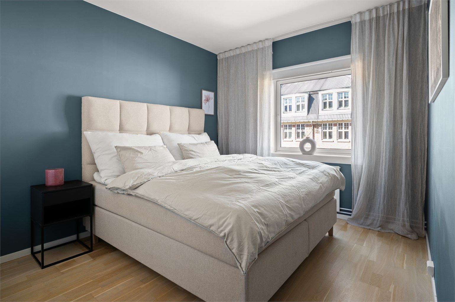 Hovedsoverommet er lyst og luftig, med god plass til en dobbeltseng.