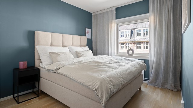 Hovedsoverommet er lyst og luftig, med god plass til en dobbeltseng.