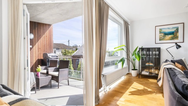 Leiligheten er tilknyttet sentralvarme-anlegg og varmes opp med hjelp av radiatorer. Strømforbruket kan dermed holdes lavt.