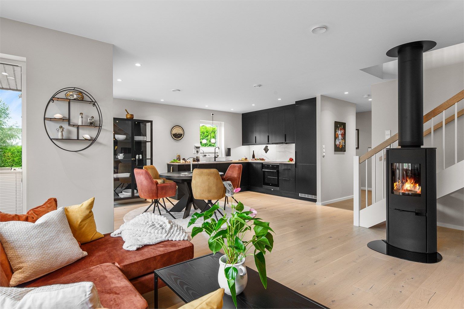 Velkommen til Nordmoveien 6 a - Lys og luftig stue med åpen løsning til kjøkken