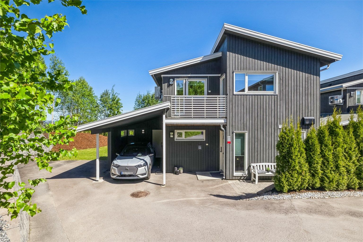 Parkering i carport og flere biloppstillingsplasser på egen gårdsplass