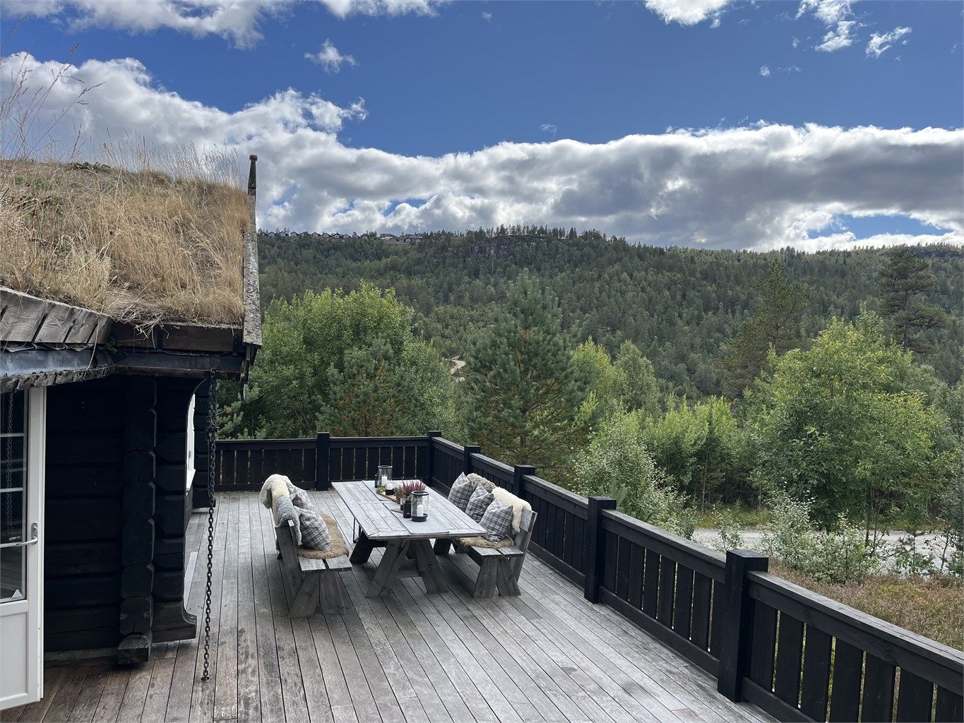 Solrik usjenert terrasse med flott utsikt.