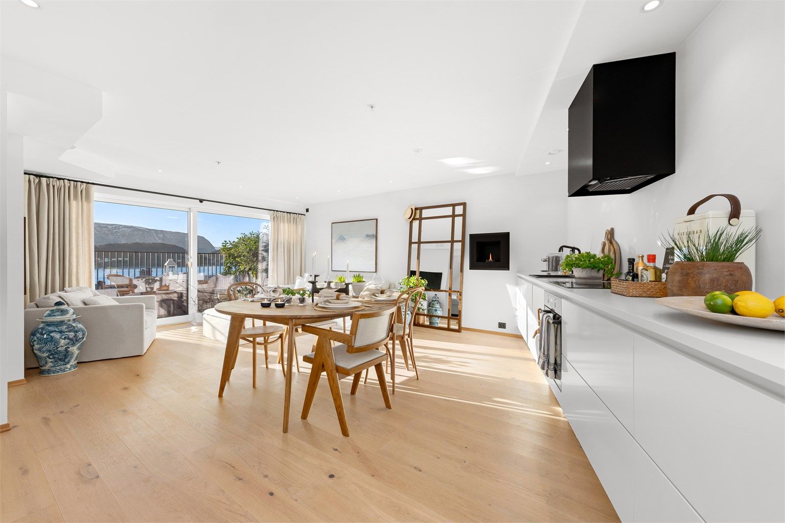 Stue og kjøkken i åpen løsning