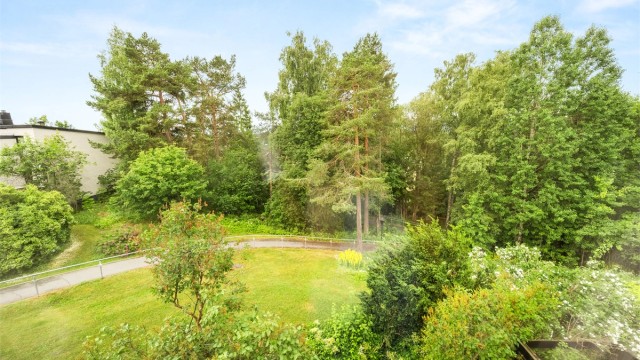 Fra to av soverommene er det utsikt mot grønne fellesarealer og ned til hagen og snarveien ned til buss og t-bane i Olav Nygards veg/Ulsrud t-bane.