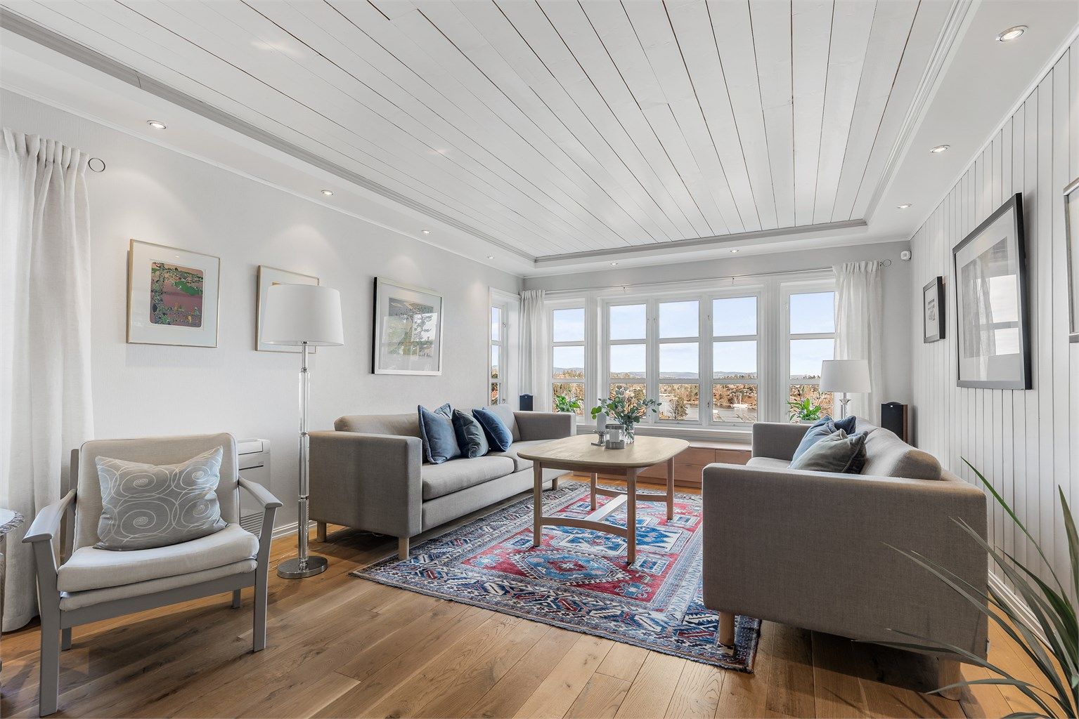 Lys og fin stue med god plass til sittegruppe og TV-område. Fra stuen er det delvis åpen løsning mot spisestuen og vinterhagen.