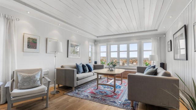 Lys og fin stue med god plass til sittegruppe og TV-område. Fra stuen er det delvis åpen løsning mot spisestuen og vinterhagen.