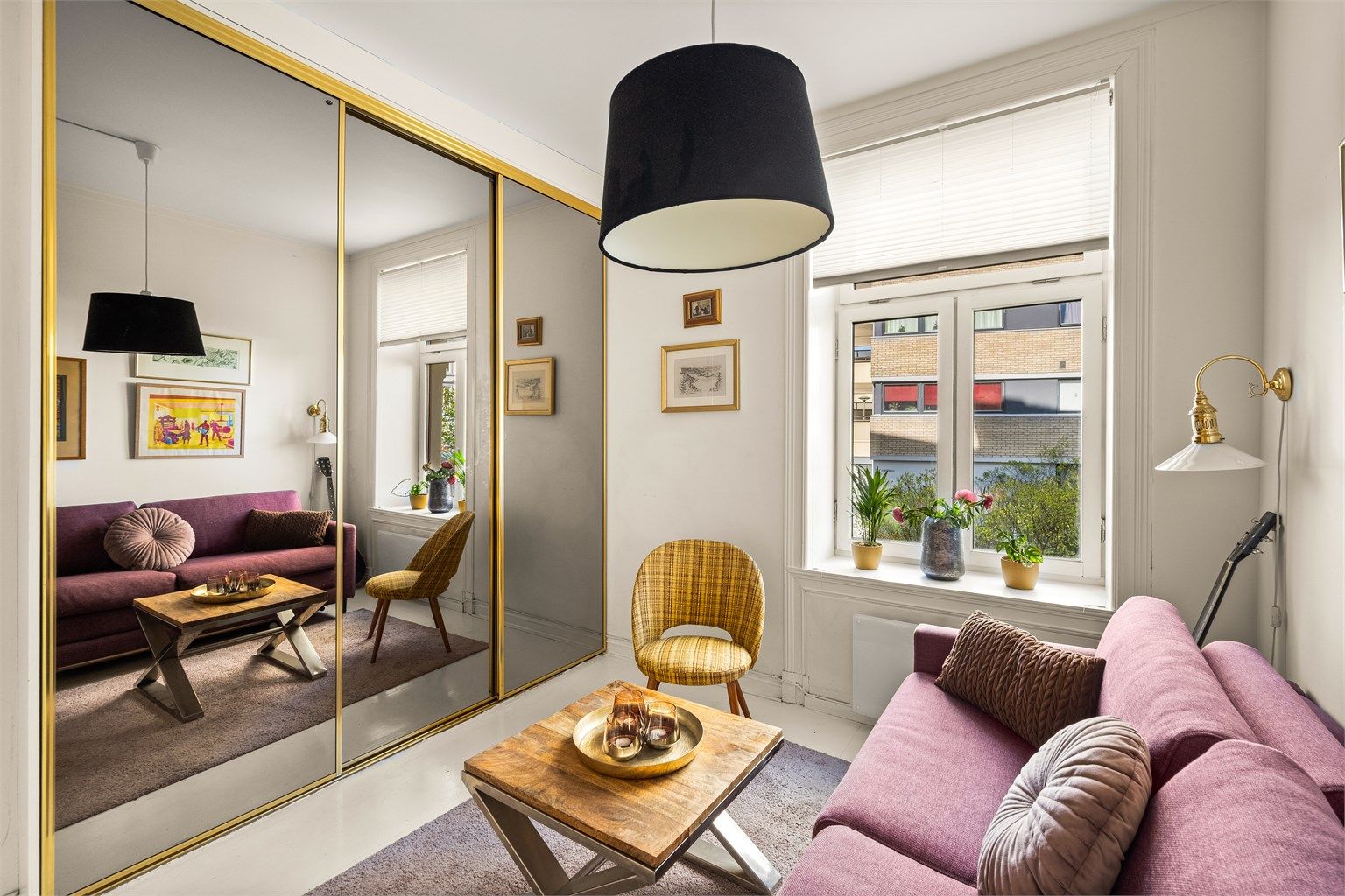 En stor skyvedørsgarderobe med speilfronter gir rikelig med oppbevaringsplass.