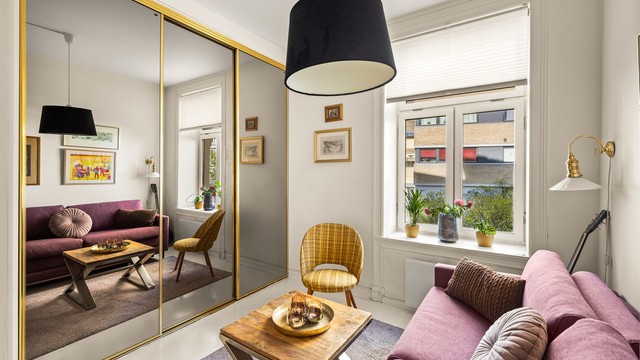 En stor skyvedørsgarderobe med speilfronter gir rikelig med oppbevaringsplass.