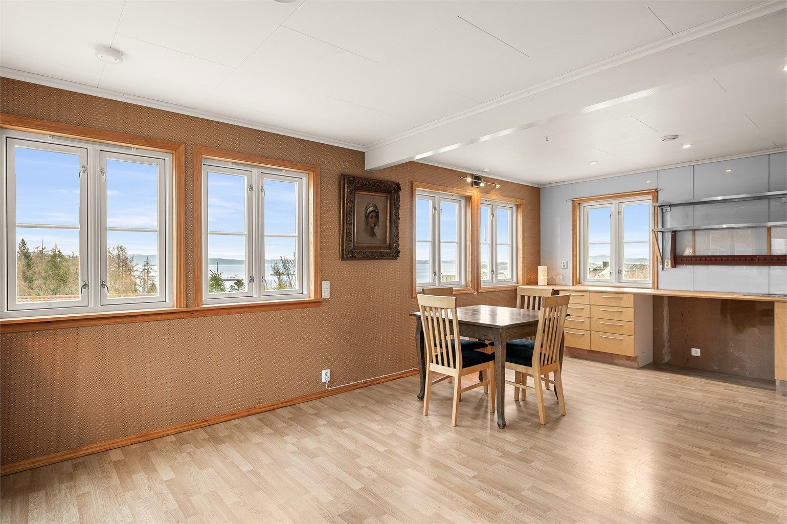 Fra kjøkkenet får du en fabelaktig fjordutsikt