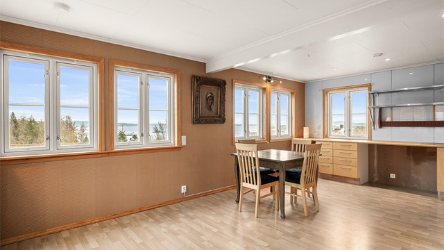 Fra kjøkkenet får du en fabelaktig fjordutsikt