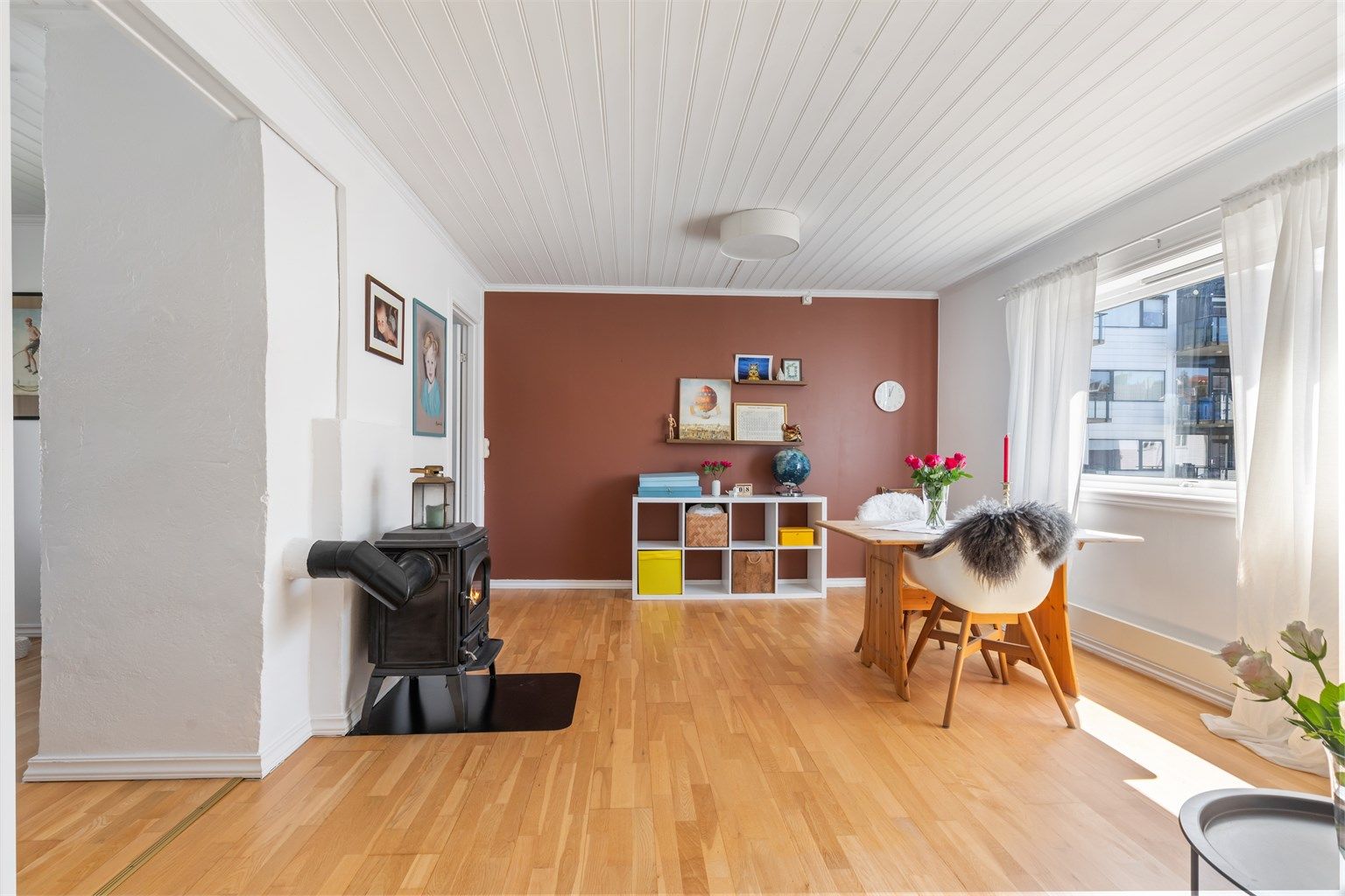 Lys og sentrumsnær 2-roms leilighet med gjennomgående god standard.