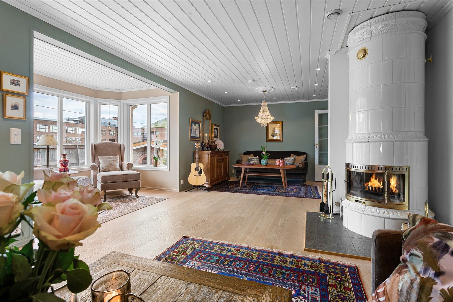 Innbydende stue med store vindusflater som gir mye naturlig lys